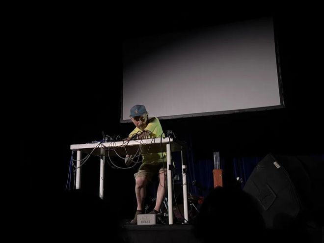 百万一个高中辍学生的实验音乐乌托邦开元棋牌案例｜“你和我”：三年亏近(图6)